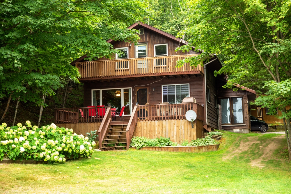 A cabin in the summertime